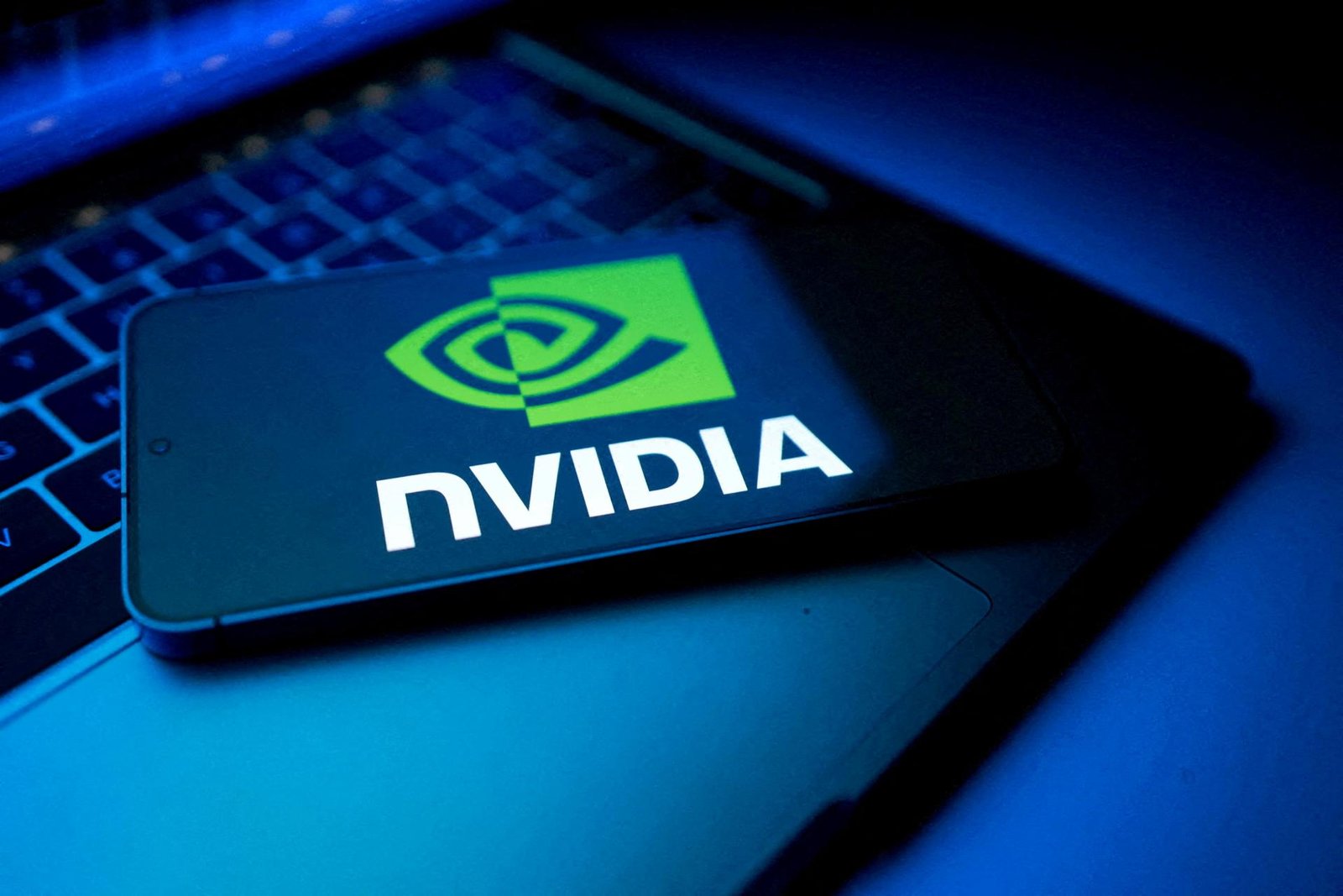 Nvidia opäť láme rekordy. Stala sa prvou firmou, ktorej trhová hodnota prekonala päť biliónov dolárov Nvidia opäť láme rekordy. Stala sa prvou firmou, ktorej trhová hodnota prekonala päť biliónov dolárov