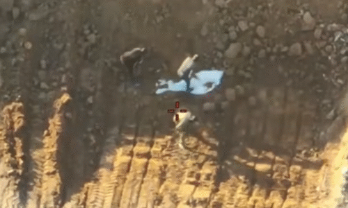 VIDEO: Najskôr ho zahrabali, potom vytiahli. Hamas zinscenoval nález tela rukojemníka