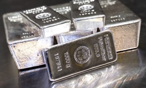 Šílenství kolem zlata vrcholí, stojí se na něj fronty. Stříbro se ale zhodnocuje rychleji Šílenství kolem zlata vrcholí, stojí se na něj fronty. Stříbro se ale zhodnocuje rychleji