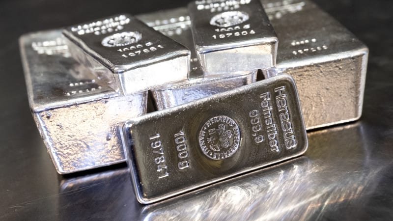 Šílenství kolem zlata vrcholí, stojí se na něj fronty. Stříbro se ale zhodnocuje rychleji Šílenství kolem zlata vrcholí, stojí se na něj fronty. Stříbro se ale zhodnocuje rychleji