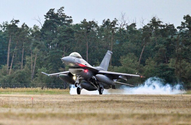 636616_669eee50dafd4976151190-640x420.jpg Na letisku v Kuchyni pristáli ďalšie dve stíhačky F-16, Slovensko ich má zatiaľ sedem