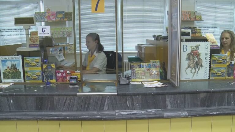Poplatek 70 korun za stovky? pošta začíná přijímat všechny platební karty, systém testuje