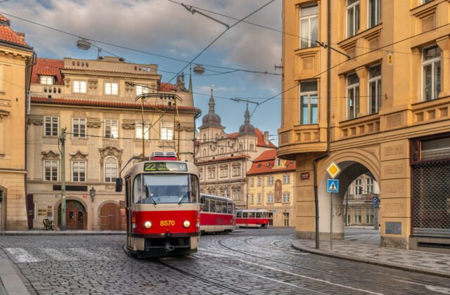 650678_gettyimages-2192679787-640x420.jpg V centre Prahy vypadol prúd, ľudia zostali uväznení v električkách