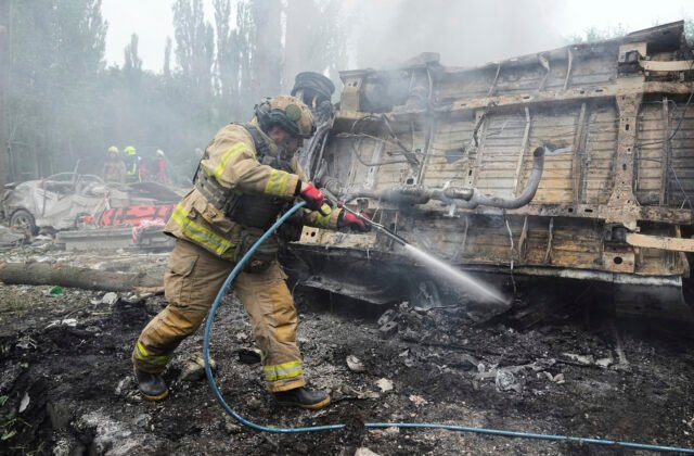 653850_russia_ukraine_war_53359-640x420.jpg Ukrajinské drony zasiahli ruskú rafinériu, útok vyvolal explózie a požiar