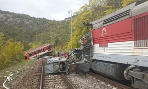 Pri Rožňave sa zrazili dva rýchliky Gemeran s desiatkami cestujúcich, jeden z vlakov sa prepadol z trate – VIDEO, FOTO