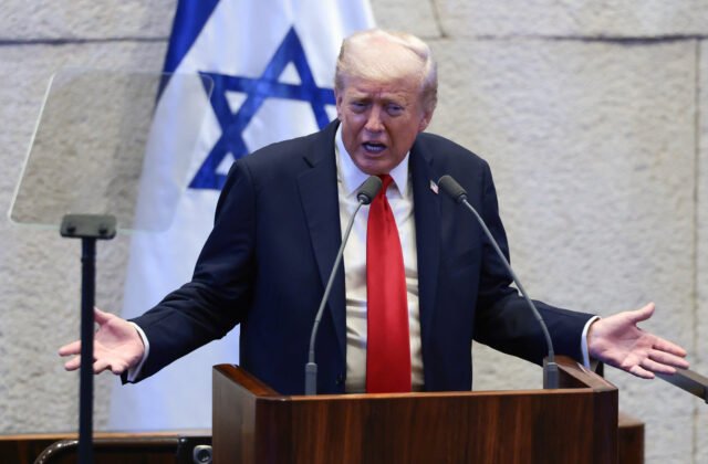 655127_trump_mideast_wars_gaza_58580-640x420.jpg Vojna sa skončila, tvrdí Trump. Posledných 20 preživších rukojemníkov v Gaze sa vrátilo domov – FOTO