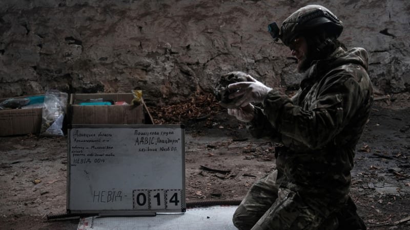 „Popadneš tělo a běžíš.“ Ukrajinská jednotka identifikuje padlé, rodinám dává smutnou jistotu „Popadneš tělo a běžíš.“ Ukrajinská jednotka identifikuje padlé, rodinám dává smutnou jistotu