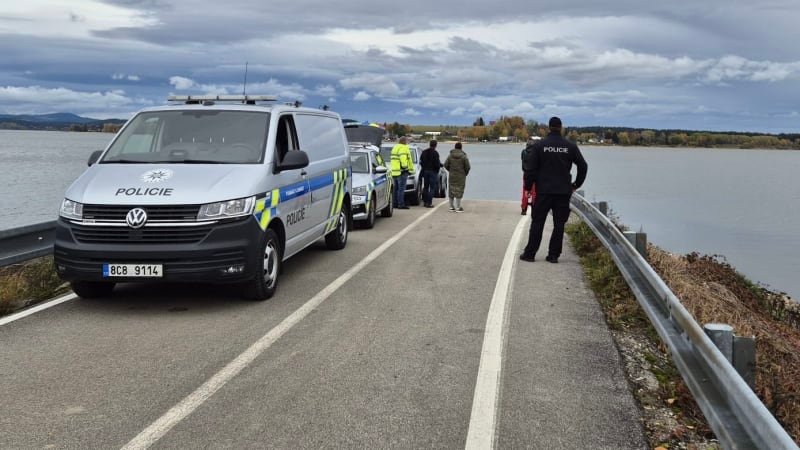 Nález mrtvoly na dně Lipna: Policisté z přehrady vylovili 10 let hledaný vůz s lidskými ostatky Nález mrtvoly na dně Lipna: Policisté z přehrady vylovili 10 let hledaný vůz s lidskými ostatky