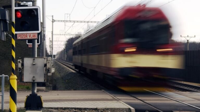 Tragédie na přejezdu v čáslavi. vlak srazil a usmrtil člověka, doprava na kutnou horu stojí