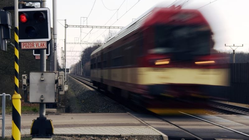 Tragédie na přejezdu v Čáslavi. Vlak srazil a usmrtil člověka, doprava na Kutnou Horu stojí Tragédie na přejezdu v Čáslavi. Vlak srazil a usmrtil člověka, doprava na Kutnou Horu stojí