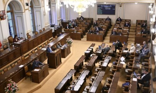Tahanice o rozpočet: Babiš hrozí trestním oznámením. Už je to na další vládě, hájí se Fiala