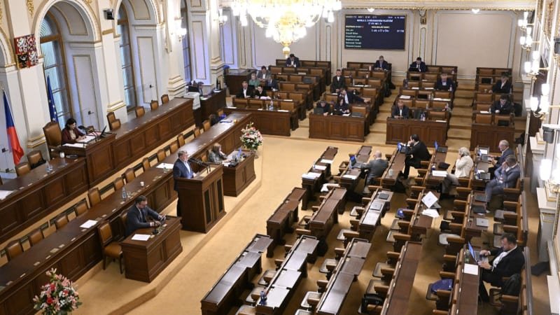 Tahanice o rozpočet: Babiš hrozí trestním oznámením. Už je to na další vládě, hájí se Fiala Tahanice o rozpočet: Babiš hrozí trestním oznámením. Už je to na další vládě, hájí se Fiala
