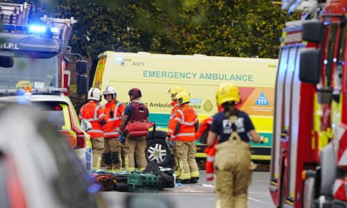 Krvavý útok v Manchesteru: Muž najel autem do lidí před synagogou, jednoho člověka pobodal Krvavý útok v Manchesteru: Muž najel autem do lidí před synagogou, jednoho člověka pobodal