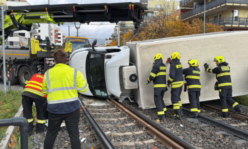 Tramvaj smetla v Praze nákladní vůz. Automobil skončil převrácený na boku