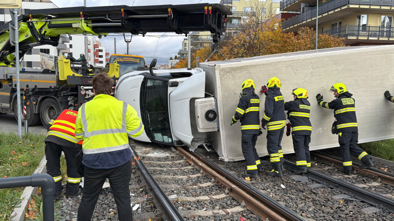 Tramvaj smetla v Praze nákladní vůz. Automobil skončil převrácený na boku Tramvaj smetla v Praze nákladní vůz. Automobil skončil převrácený na boku