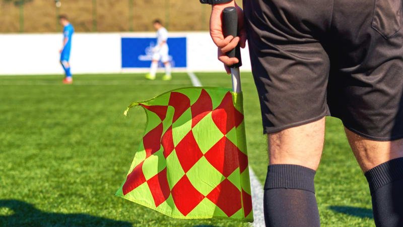 Bezvládně se skácel k zemi. Fotbalového rozhodčího z Kutnohorska při zápase postihl infarkt Bezvládně se skácel k zemi. Fotbalového rozhodčího z Kutnohorska při zápase postihl infarkt