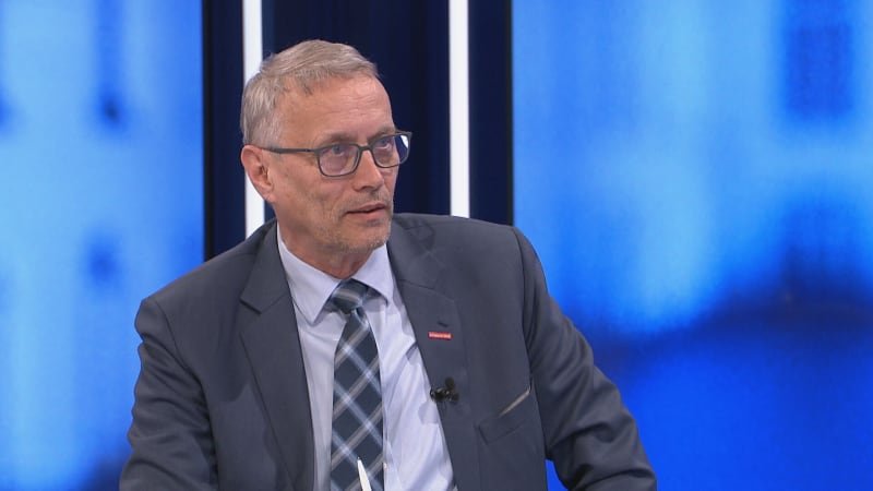 Ministr Dvořák měl dopravní nehodu. Z auta vyvázl se zlomeninou hrudní kosti Ministr Dvořák měl dopravní nehodu. Z auta vyvázl se zlomeninou hrudní kosti