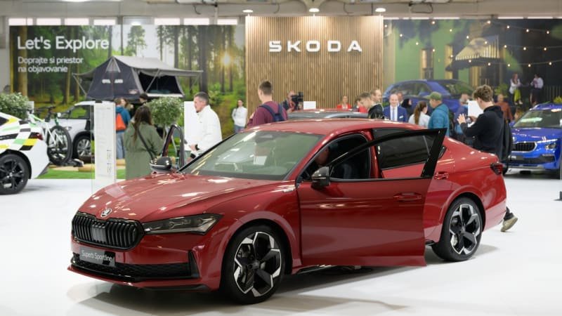 Škoda míří do Guinnessovky: Superb ujel na jednu nádrž tisíce kilometrů Škoda míří do Guinnessovky: Superb ujel na jednu nádrž tisíce kilometrů