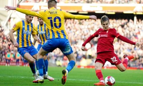 Debutoval za Liverpool v Lige majstrov a potom zmizol. Teraz ho bude trénovať Rooneyho brat