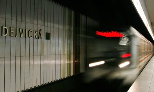 Chaos v pražském metru: Pes zastavil provoz mezi Dejvickou a Motolem. Jezdí náhradní doprava