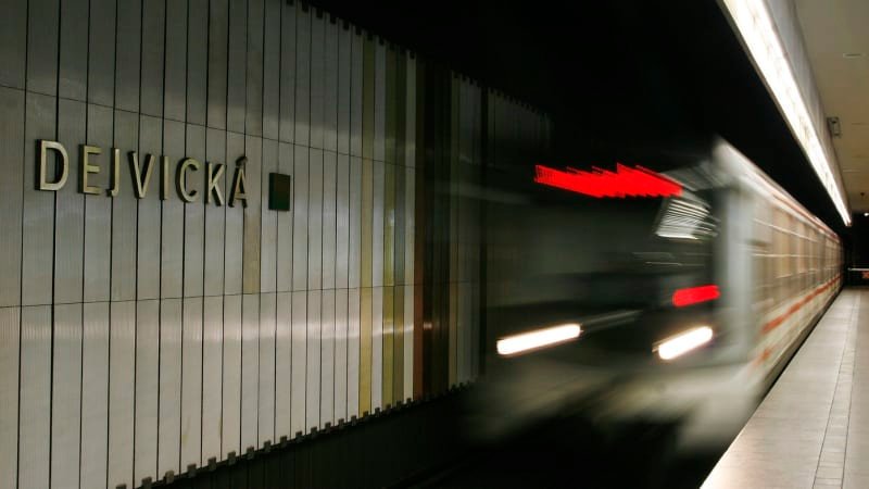 Chaos v pražském metru: Pes zastavil provoz mezi Dejvickou a Motolem. Jezdí náhradní doprava Chaos v pražském metru: Pes zastavil provoz mezi Dejvickou a Motolem. Jezdí náhradní doprava