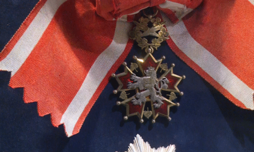 Nositelem Řádu Bílého lva je i Kaddáfí. Kdo ocenění dostává a jaké jsou jeho třídy? Nositelem Řádu Bílého lva je i Kaddáfí. Kdo ocenění dostává a jaké jsou jeho třídy?