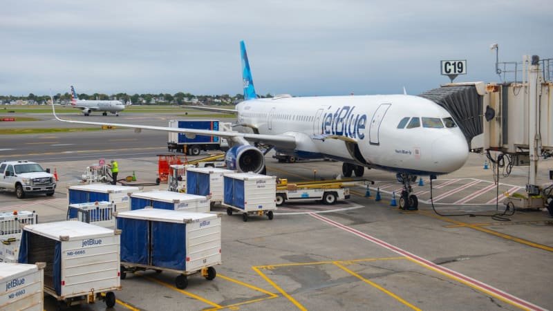 Letadlo ztratilo výšku a muselo nouzově přistát na Floridě. Na místě jsou zranění Letadlo ztratilo výšku a muselo nouzově přistát na Floridě. Na místě jsou zranění