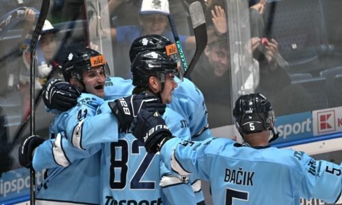 Hokejisti Slovana natiahli na ľade veľkého rivala víťaznú sériu. Lídrovi dýchajú na chrbát