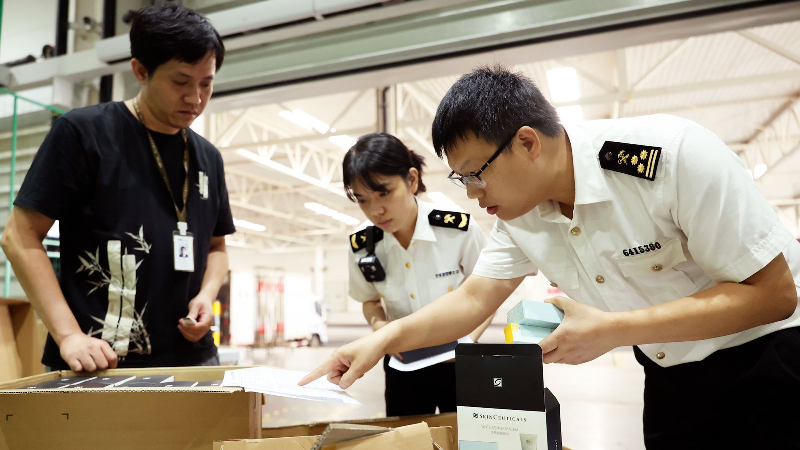 China’s Qingdao customs seized 60,000 export maps over Taiwan labeling and missing the nine-dash line, as South China Sea tensions rise.