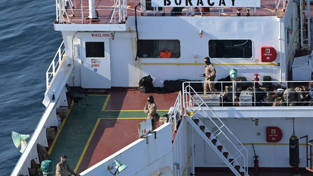 Video: Francúzske špeciálne jednotky zadržali tanker s indickou ropou, podľa nich je súčasťou „tieňového loďstva“ Ruskej federácie Video: Francúzske špeciálne jednotky zadržali tanker s indickou ropou, podľa nich je súčasťou „tieňového loďstva“ Ruskej federácie