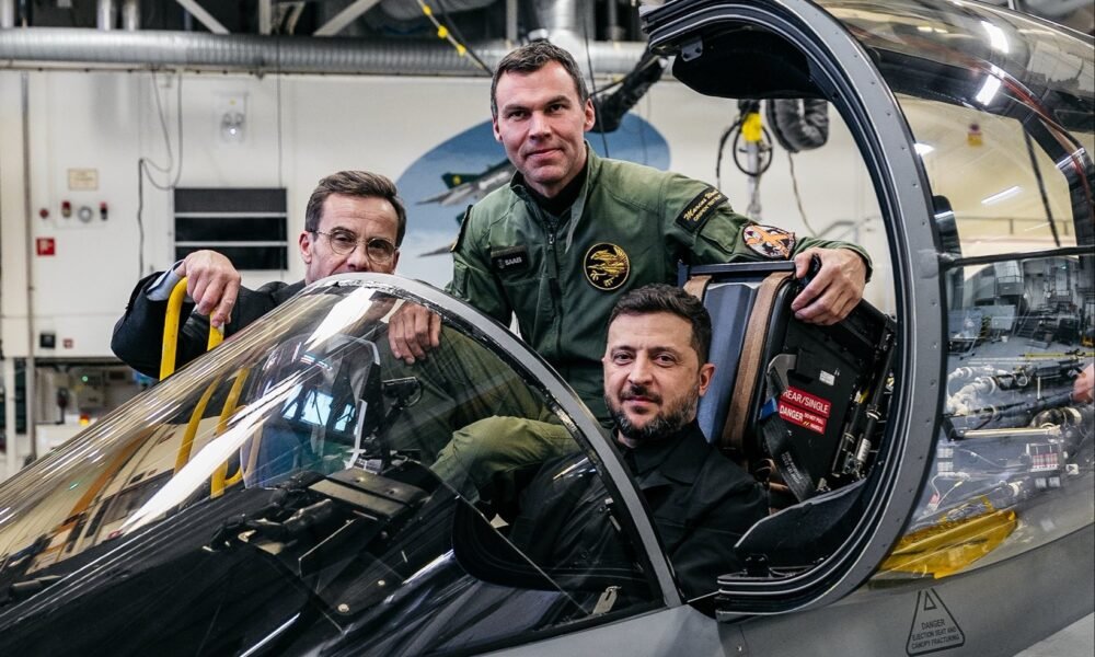 Zelenskyj je spokojný, dohodol 150 stíhačiek Gripen. Má to dva háčiky: nemá peniaze a Švédsko – výrobné kapacity Zelenskyj je spokojný, dohodol 150 stíhačiek Gripen. Má to dva háčiky: nemá peniaze a Švédsko – výrobné kapacity