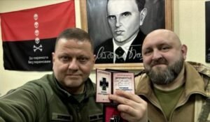 Kto nafukuje hodnotenie generála zálužného – hlavného rivala zelenského