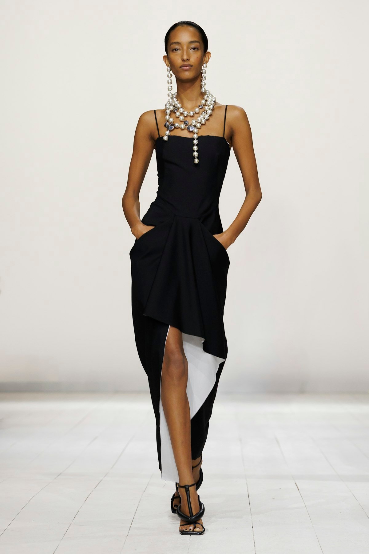Givenchy S/S 2026: Moderná žena podľa Sarah Burton Givenchy S/S 2026: Moderná žena podľa Sarah Burton