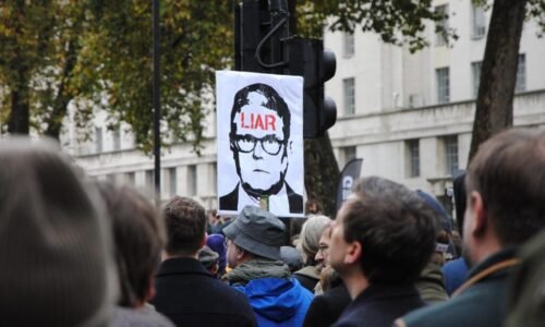 Britská vláda ignoruje protesty veřejnosti a pokračuje v kontroverzním plánu zavedení digitálního průkazu totožnosti Britská vláda ignoruje protesty veřejnosti a pokračuje v kontroverzním plánu zavedení digitálního průkazu totožnosti