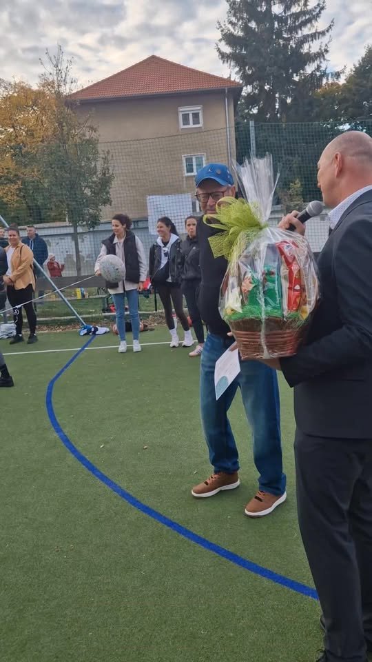 Mesto Sereď: Dnes sme na športovisku na Spádovej ulici úplne krásne a nečakane emotívne ukončili tohtoročnú sériu skvelých Športových štvrtkov v Seredi. Predstavili sme vám hadzanárske umenie a osobnosti tohto špo Mesto Sereď: Dnes sme na športovisku na Spádovej ulici úplne krásne a nečakane emotívne ukončili tohtoročnú sériu skvelých Športových štvrtkov v Seredi. Predstavili sme vám hadzanárske umenie a osobnosti tohto špo