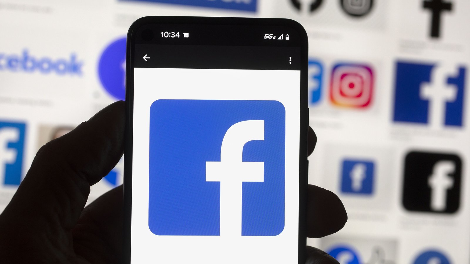 Meta removes Chicago ICE tracking Facebook group after DOJ request Meta removes Chicago ICE tracking Facebook group after DOJ request