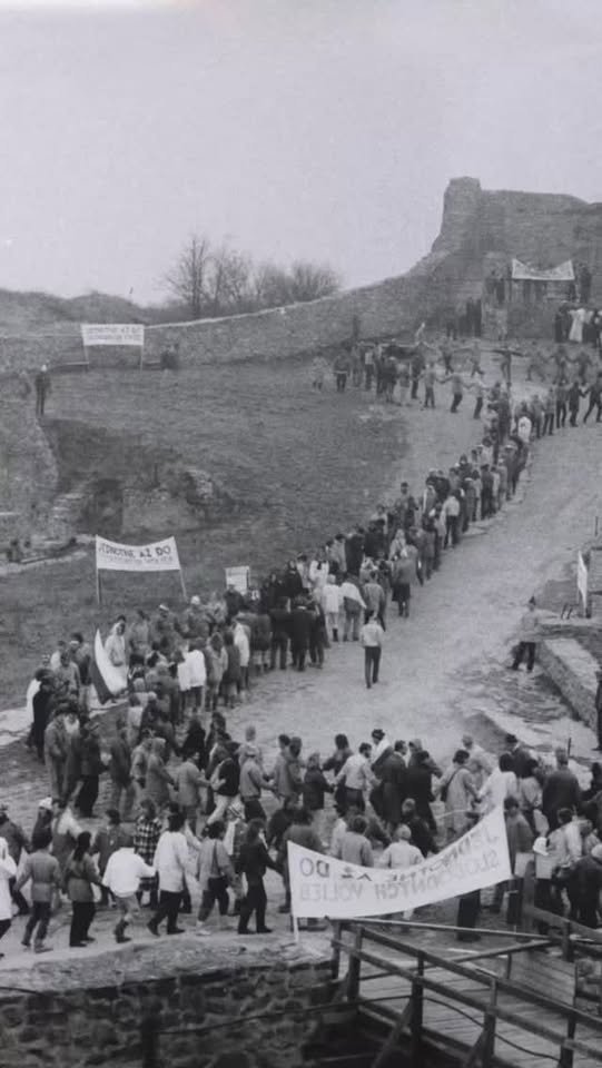 Múzeum mesta Bratislavy: Živá reťaz na hrade Devín: Opäť si pripomenieme historické okamihy z roku 1989 Múzeum mesta Bratislavy: Živá reťaz na hrade Devín: Opäť si pripomenieme historické okamihy z roku 1989