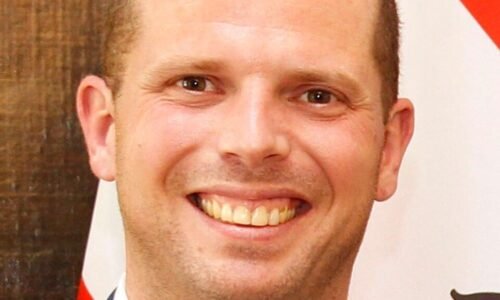 V politike platí, 2x meraj a raz rež. Je to predpoklad toho, že vo finále nebude politik trepať dve na tri. Je to samozrejme dôležité, pretože od slov politikov sa veľa odvíja. V politike platí, 2x meraj a raz rež. Je to predpoklad toho, že vo finále nebude politik trepať dve na tri. Je to samozrejme dôležité, pretože od slov politikov sa veľa odvíja.