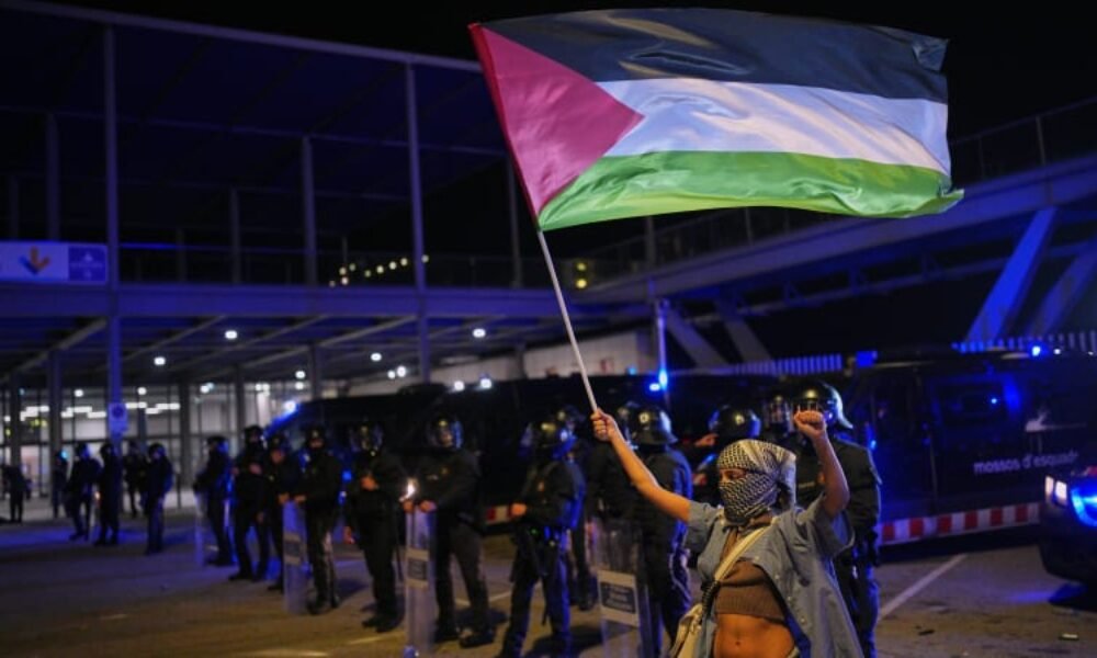 Izrael zadržel stovky aktivistů z flotily mířící do Gazy. Mezi nimi je i Thunbergová