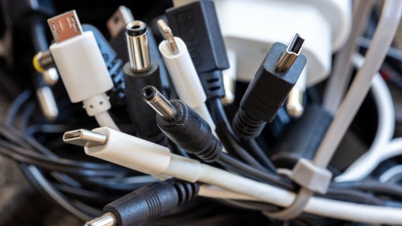 EU opět sjednocuje nabíječky. Po telefonech bude USB-C povinné i pro notebooky a monitory EU opět sjednocuje nabíječky. Po telefonech bude USB-C povinné i pro notebooky a monitory