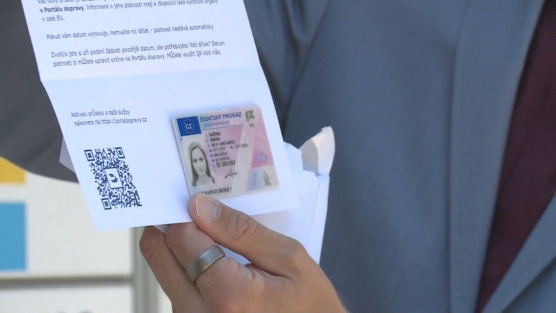 Řidiče čekají zásadní novinky: EU zpřísňuje a mění pravidla. Řidičák bude nahraný v mobilu Řidiče čekají zásadní novinky: EU zpřísňuje a mění pravidla. Řidičák bude nahraný v mobilu