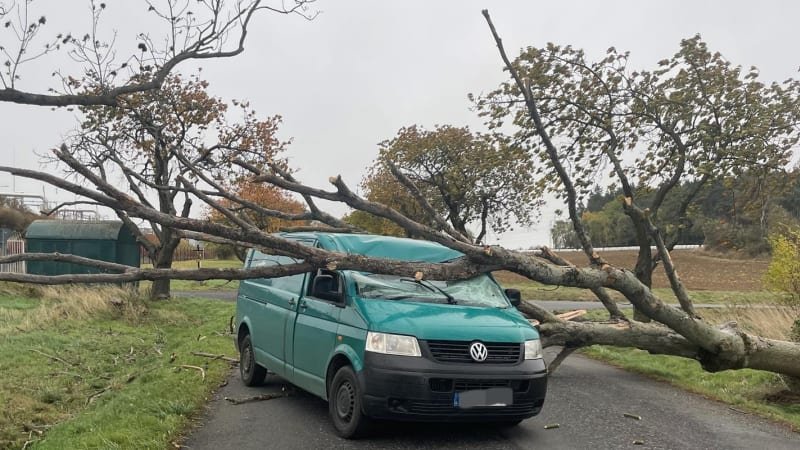 Českem se prohnal silný vichr. Lámal stromy, ničil domy a zastavil i vlaky Českem se prohnal silný vichr. Lámal stromy, ničil domy a zastavil i vlaky