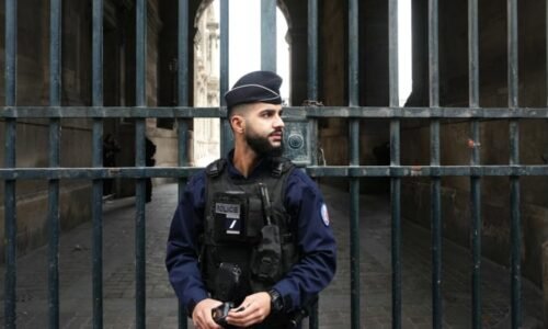 Loupež v Louvru: Policie zadržela podezřelé. Jeden se snažil uprchnout do Afriky Loupež v Louvru: Policie zadržela podezřelé. Jeden se snažil uprchnout do Afriky