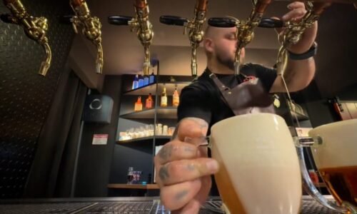 Výčepní roku je z Ostravy: Pomohli jsme mu s tréninkem, smějí se štamgasti Výčepní roku je z Ostravy: Pomohli jsme mu s tréninkem, smějí se štamgasti