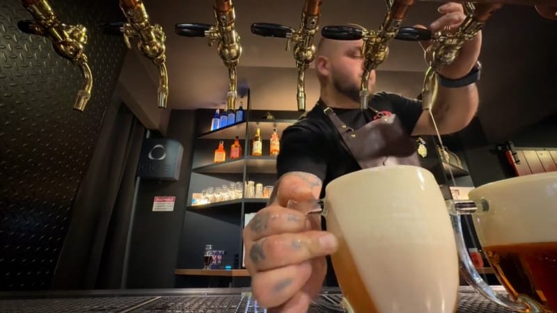 Výčepní roku je z Ostravy: Pomohli jsme mu s tréninkem, smějí se štamgasti Výčepní roku je z Ostravy: Pomohli jsme mu s tréninkem, smějí se štamgasti