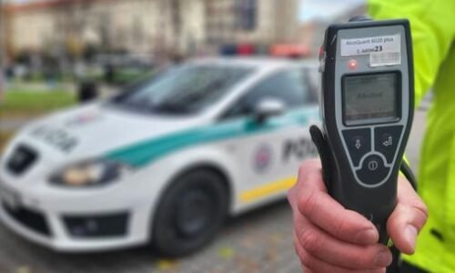 Opitý vodič Mercedesu vrazil v Prievidzi do šiestich zaparkovaných áut. Nafúkal 1,46 promile Opitý vodič Mercedesu vrazil v Prievidzi do šiestich zaparkovaných áut. Nafúkal 1,46 promile