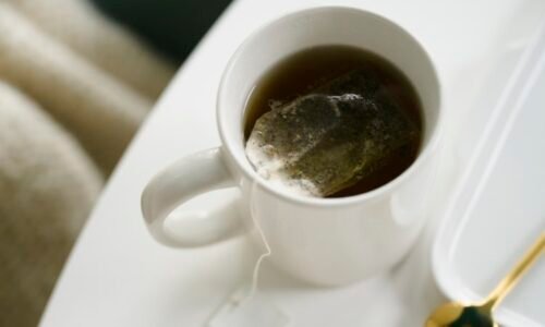 Čaj může při nesprávné přípravě škodit zdraví. Nikdy ho nepijte odstátý, varuje chemička