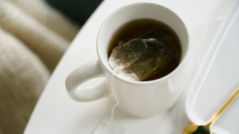 Čaj může při nesprávné přípravě škodit zdraví. Nikdy ho nepijte odstátý, varuje chemička Čaj může při nesprávné přípravě škodit zdraví. Nikdy ho nepijte odstátý, varuje chemička