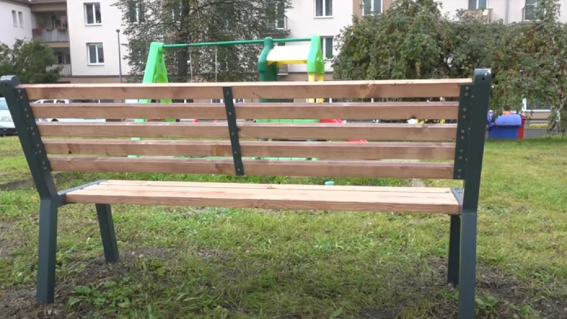 Osadili nové lavičky