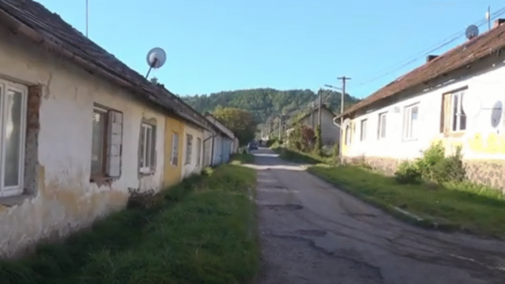 Zbúrajú tri bytovky